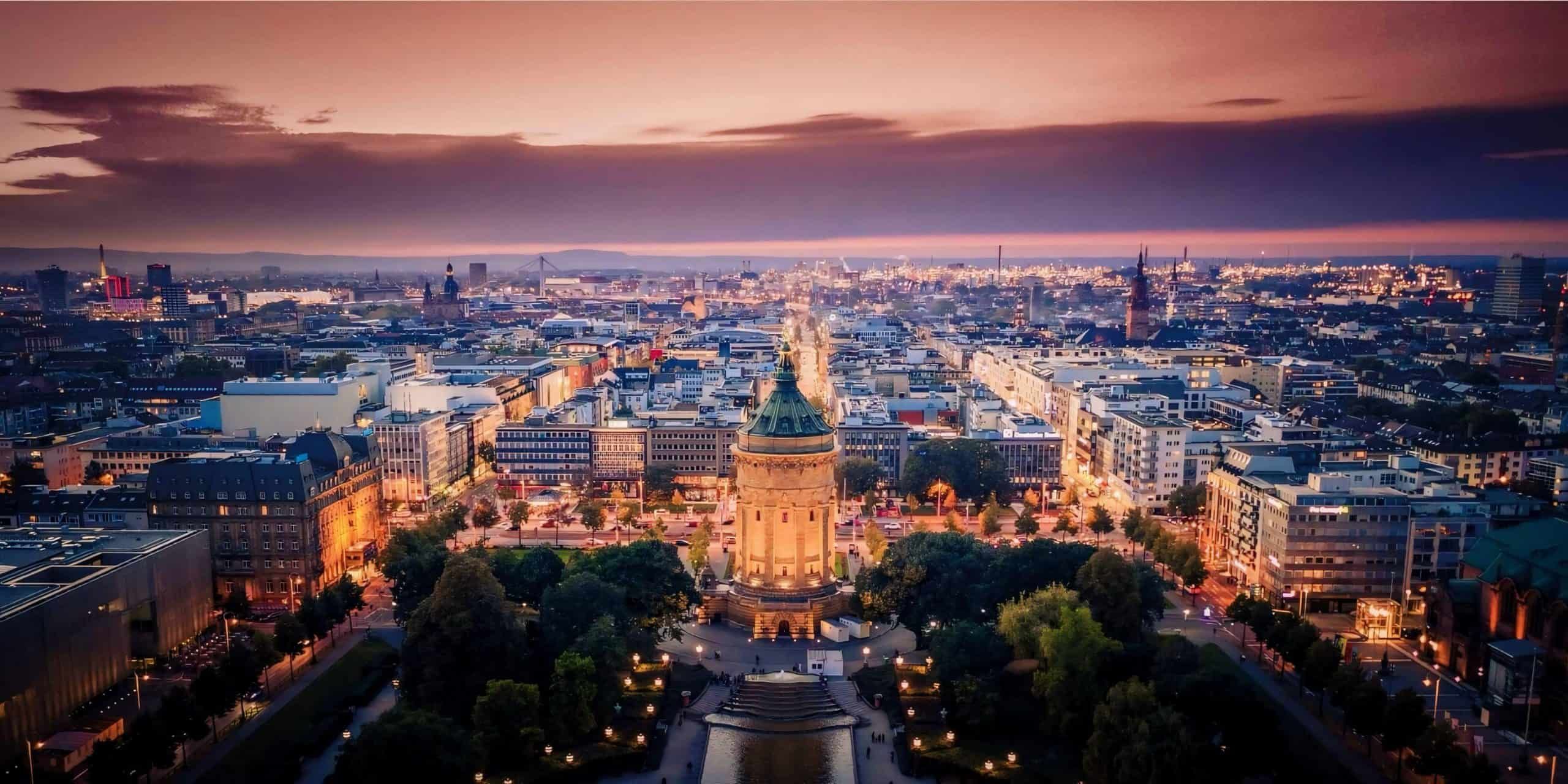 Abendstimmung über Mannheim mit Blick auf den Wasserturm – Symbol für die Förderung von Glaubensgemeinschaften in Mannheim