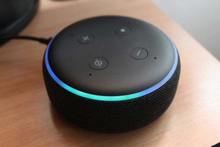 Sprachassistent Echo Dot mit leuchtendem LED-Ring auf Holztisch – Beispiel für smarte Technik im Senioren-Haushalt