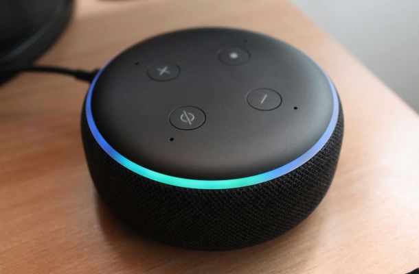 Sprachassistent Echo Dot mit leuchtendem LED-Ring auf Holztisch – Beispiel für smarte Technik im Senioren-Haushalt