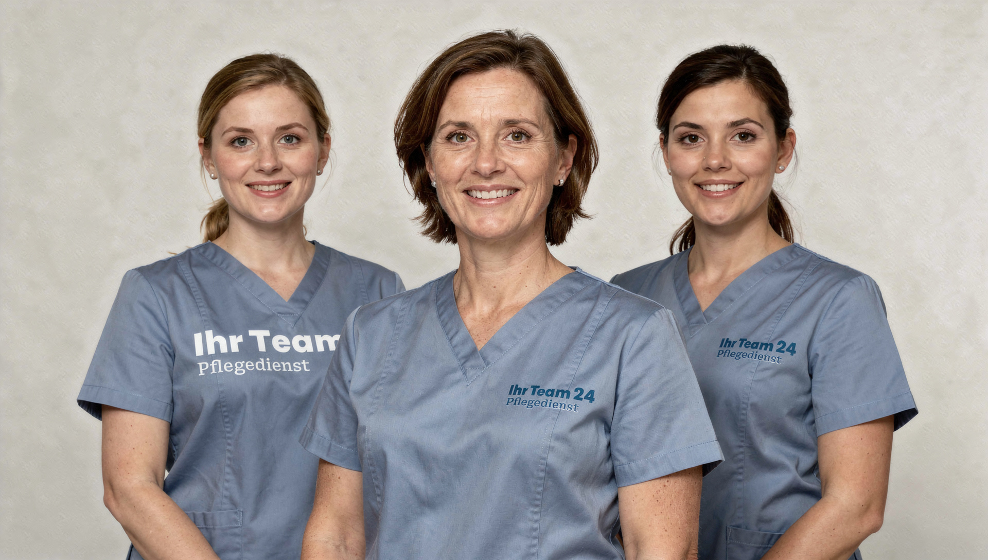 Drei lächelnde Pflegerinnen in blauen Kasacks mit dem Logo "Ihr Team 24 Pflegedienst".