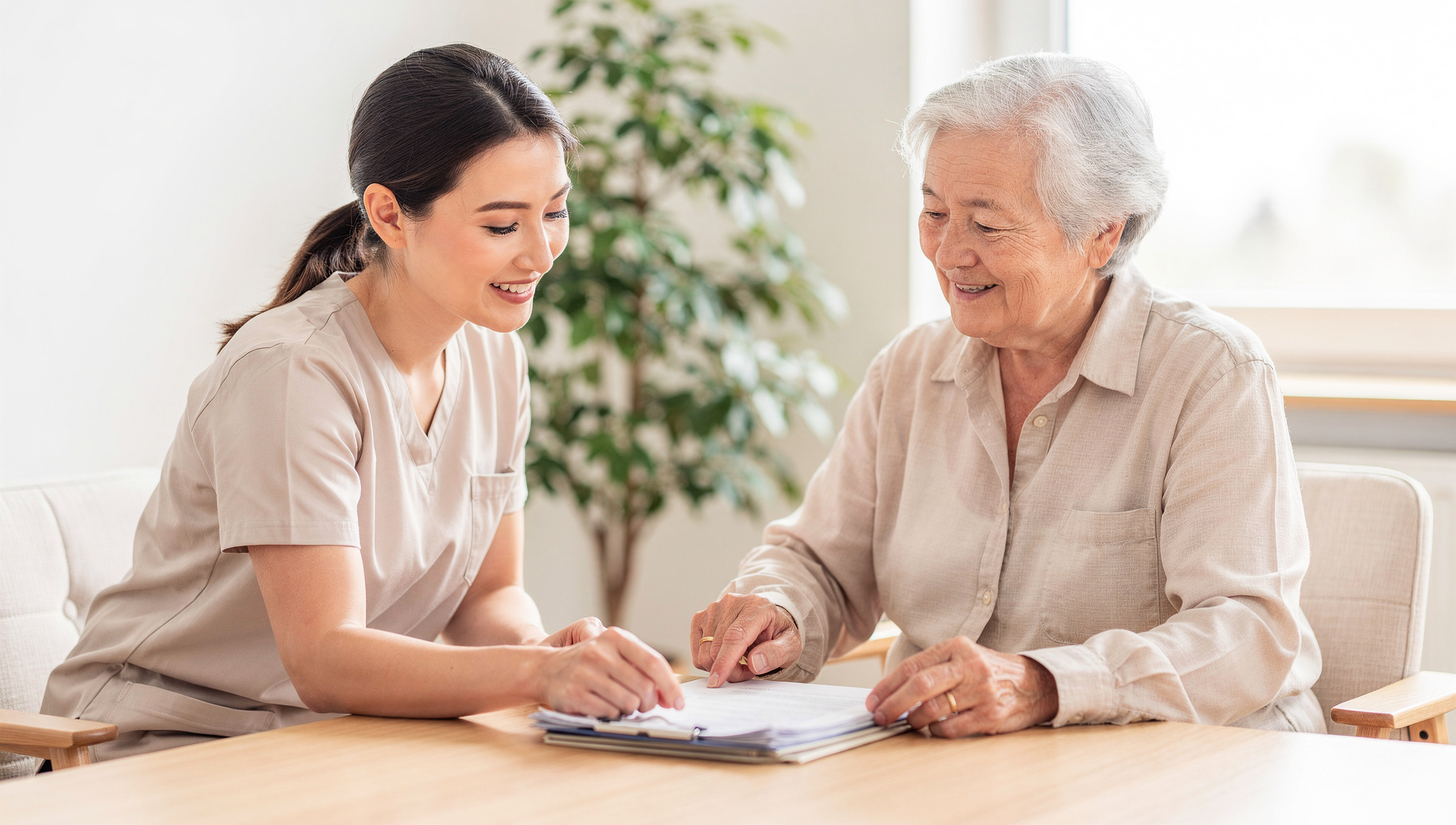 Pflegekraft unterstützt Seniorin in ihrer eigenen Wohnung als Alternative zum Pflegeheim