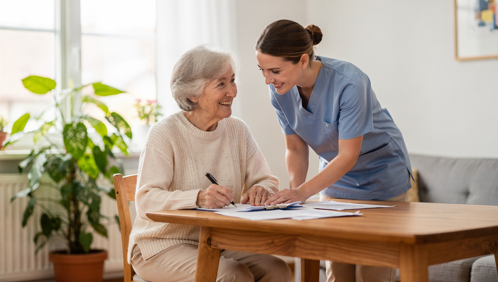 Seniorin füllt mit Unterstützung einer Pflegekraft Unterlagen aus