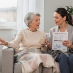 Seniorin am Heizkörper mit Thermostat, Tochter mit Heizkostenabrechnung