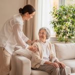 Kurzzeitpflege beantragen Bayern: Die Meldung im Faktencheck für pflegende Angehörige