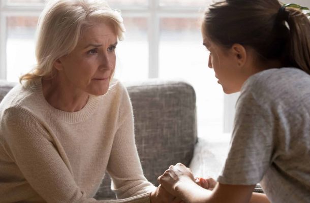 Ein Fuß, der über eine Teppichfalte stolpert., Eine ältere Dame lächelt gemeinsam mit ihrer Betreuungskraft., Ein Familiensymbol mit Pflegedienstsymbol im Austausch mit Geldscheinen auf jeder Seite., Ein glücklicher Sohn mit seiner Mutter und ihrer Betreuungskraft, die ihr Tee bringt., Tochter sucht am Laptop nach 24-Stunden-Pflege während Vater im Hintergrund TV sieht., Ein Pflegeheim mit einem Schriftzug darüber "3245€ monatlich durchschnittlich", Ein Block mit einem Stift und Taschenrechner liegen auf einem Schreibtisch., Eine ältere Frau mit ihrer Begleitung bei einem Spaziergang im öffentlichen Park., Ein Geschwisterpaar sitzt mit einem Ordner bei einer Sachbearbeiterin., Alttext: Gerichtshammer, Geldscheine und Münzen symbolisieren Pflegekosten und Rechtsprechung.