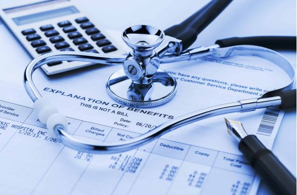 Eine Tochter will die Pflege organisieren am Telefon und vor dem Laptop. Im Hintergrund sieht man den Vater, Zeitung lesen., Eine besorgte ältere Frau wird Opfer des Enkeltrick., Die gesetzliche Betreuung erklärt einem Mann die Dokumente auf dem Tisch., Ein Fuß, der über eine Teppichfalte stolpert - symbolbild für die Sturzgefahr Zuhause, Ein Familiensymbol mit Pflegedienstsymbol im Austausch mit Geldscheinen auf jeder Seite. Steht für Kombinationsleistung, Ein glücklicher Sohn mit seiner Mutter und ihrer Betreuungskraft, die ihr Tee bringt., Tochter sucht nach "seriöser Anbieter" für die 24 Stunden Betreuung, während Vater im Hintergrund TV sieht., Ein Pflegeheim mit einem Schriftzug darüber "3245€ monatlich durchschnittlich" als Eigenanteil Pflegeheim, Ein Block mit einem Stift und Taschenrechner liegen auf einem Schreibtisch., Alltagsbeispiel 24 Stunden Pflege: Eine ältere Frau mit ihrer Begleitung bei einem Spaziergang im öffentlichen Park.