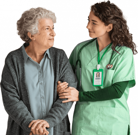 Pflegekraft von Ihr Team 24 stützt lächelnde Seniorin mit grauen Haaren – Symbol für Vertrauen und Fürsorge
