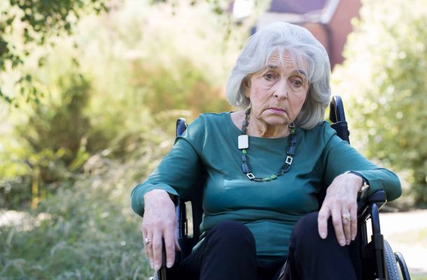 Problem der Pflege 2026: Eine Frau steht verzweifelt vor einem Pflegeheim vor einem Schild "Wir sind vollständig belegt - Ihr Pflegeheim", Ein Mann erleidet einen Schlaganfall, sein Sohn neben ihm ruft bereits den Notruf an. Sinnbild für die Pflege nach Schlaganfall, Geldscheine und Münzen in aufsteigener Höhe aufgestellt mit einem Pfeil nach oben und einem Fragezeichen - Sinnbild für Rentenerhöhung 2026, Eine Tochter will die Pflege organisieren am Telefon und vor dem Laptop. Im Hintergrund sieht man den Vater, Zeitung lesen., Eine besorgte ältere Frau wird Opfer des Enkeltrick., Die gesetzliche Betreuung erklärt einem Mann die Dokumente auf dem Tisch., Ein Fuß, der über eine Teppichfalte stolpert - symbolbild für die Sturzgefahr Zuhause, Ein Familiensymbol mit Pflegedienstsymbol im Austausch mit Geldscheinen auf jeder Seite. Steht für Kombinationsleistung, Ein glücklicher Sohn mit seiner Mutter und ihrer Betreuungskraft, die ihr Tee bringt., Tochter sucht nach "seriöser Anbieter" für die 24 Stunden Betreuung, während Vater im Hintergrund TV sieht.