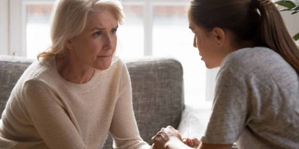 Gesprächssituation zwischen Mutter und Tochter - Symboldbild für: Eltern nehmen keine Hilfe an.