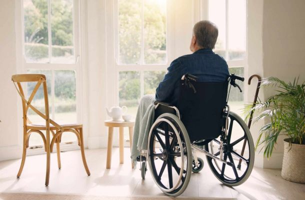 Problem der Pflege 2026: Eine Frau steht verzweifelt vor einem Pflegeheim vor einem Schild "Wir sind vollständig belegt - Ihr Pflegeheim", Ein Mann erleidet einen Schlaganfall, sein Sohn neben ihm ruft bereits den Notruf an. Sinnbild für die Pflege nach Schlaganfall, Geldscheine und Münzen in aufsteigener Höhe aufgestellt mit einem Pfeil nach oben und einem Fragezeichen - Sinnbild für Rentenerhöhung 2026, Eine Tochter will die Pflege organisieren am Telefon und vor dem Laptop. Im Hintergrund sieht man den Vater, Zeitung lesen., Eine besorgte ältere Frau wird Opfer des Enkeltrick., Die gesetzliche Betreuung erklärt einem Mann die Dokumente auf dem Tisch., Ein Fuß, der über eine Teppichfalte stolpert - symbolbild für die Sturzgefahr Zuhause, Ein Familiensymbol mit Pflegedienstsymbol im Austausch mit Geldscheinen auf jeder Seite. Steht für Kombinationsleistung, Ein glücklicher Sohn mit seiner Mutter und ihrer Betreuungskraft, die ihr Tee bringt., Tochter sucht nach "seriöser Anbieter" für die 24 Stunden Betreuung, während Vater im Hintergrund TV sieht.