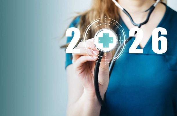 Ein Fuß, der über eine Teppichfalte stolpert., Eine ältere Dame lächelt gemeinsam mit ihrer Betreuungskraft., Ein Familiensymbol mit Pflegedienstsymbol im Austausch mit Geldscheinen auf jeder Seite., Ein glücklicher Sohn mit seiner Mutter und ihrer Betreuungskraft, die ihr Tee bringt., Tochter sucht am Laptop nach 24-Stunden-Pflege während Vater im Hintergrund TV sieht., Ein Pflegeheim mit einem Schriftzug darüber "3245€ monatlich durchschnittlich", Ein Block mit einem Stift und Taschenrechner liegen auf einem Schreibtisch., Eine ältere Frau mit ihrer Begleitung bei einem Spaziergang im öffentlichen Park., Ein Geschwisterpaar sitzt mit einem Ordner bei einer Sachbearbeiterin., Alttext: Gerichtshammer, Geldscheine und Münzen symbolisieren Pflegekosten und Rechtsprechung.