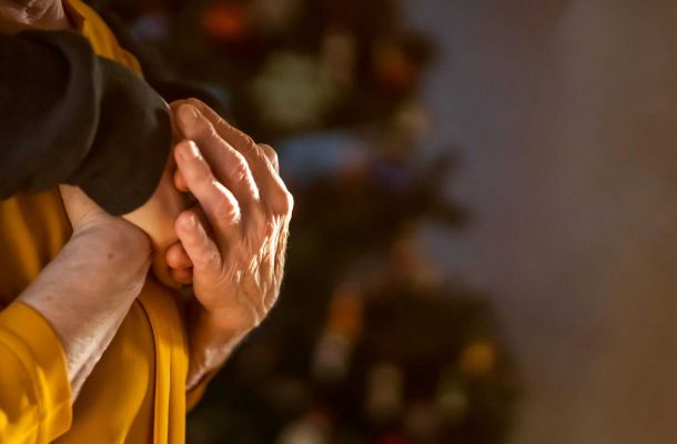 Problem der Pflege 2026: Eine Frau steht verzweifelt vor einem Pflegeheim vor einem Schild "Wir sind vollständig belegt - Ihr Pflegeheim", Ein Mann erleidet einen Schlaganfall, sein Sohn neben ihm ruft bereits den Notruf an. Sinnbild für die Pflege nach Schlaganfall, Geldscheine und Münzen in aufsteigener Höhe aufgestellt mit einem Pfeil nach oben und einem Fragezeichen - Sinnbild für Rentenerhöhung 2026, Eine Tochter will die Pflege organisieren am Telefon und vor dem Laptop. Im Hintergrund sieht man den Vater, Zeitung lesen., Eine besorgte ältere Frau wird Opfer des Enkeltrick., Die gesetzliche Betreuung erklärt einem Mann die Dokumente auf dem Tisch., Ein Fuß, der über eine Teppichfalte stolpert - symbolbild für die Sturzgefahr Zuhause, Ein Familiensymbol mit Pflegedienstsymbol im Austausch mit Geldscheinen auf jeder Seite. Steht für Kombinationsleistung, Ein glücklicher Sohn mit seiner Mutter und ihrer Betreuungskraft, die ihr Tee bringt., Tochter sucht nach "seriöser Anbieter" für die 24 Stunden Betreuung, während Vater im Hintergrund TV sieht.