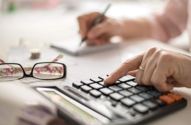 Problem der Pflege 2026: Eine Frau steht verzweifelt vor einem Pflegeheim vor einem Schild "Wir sind vollständig belegt - Ihr Pflegeheim", Ein Mann erleidet einen Schlaganfall, sein Sohn neben ihm ruft bereits den Notruf an. Sinnbild für die Pflege nach Schlaganfall, Geldscheine und Münzen in aufsteigener Höhe aufgestellt mit einem Pfeil nach oben und einem Fragezeichen - Sinnbild für Rentenerhöhung 2026, Eine Tochter will die Pflege organisieren am Telefon und vor dem Laptop. Im Hintergrund sieht man den Vater, Zeitung lesen., Eine besorgte ältere Frau wird Opfer des Enkeltrick., Die gesetzliche Betreuung erklärt einem Mann die Dokumente auf dem Tisch., Ein Fuß, der über eine Teppichfalte stolpert - symbolbild für die Sturzgefahr Zuhause, Ein Familiensymbol mit Pflegedienstsymbol im Austausch mit Geldscheinen auf jeder Seite. Steht für Kombinationsleistung, Ein glücklicher Sohn mit seiner Mutter und ihrer Betreuungskraft, die ihr Tee bringt., Tochter sucht nach "seriöser Anbieter" für die 24 Stunden Betreuung, während Vater im Hintergrund TV sieht.